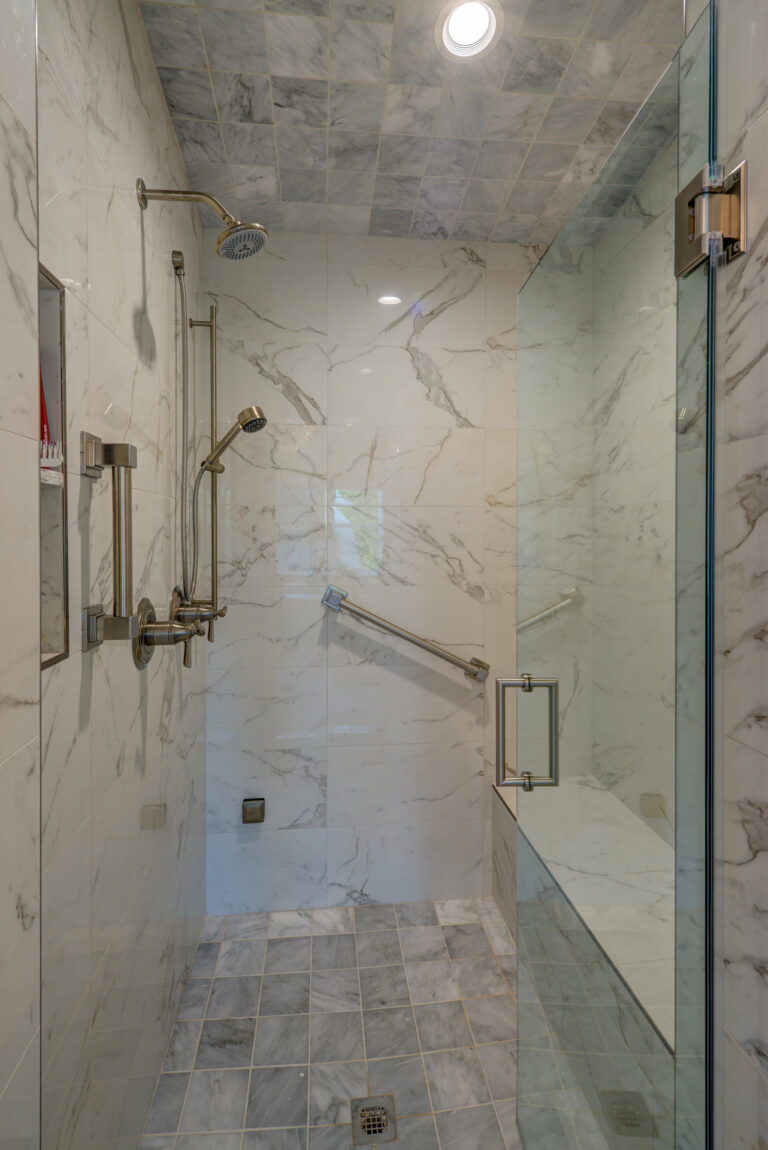 386 MBA Shower 7501 Hampden 010